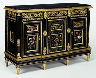 Yksi kaapista, joihin on asennettu 1600-luvun lopun pietra dura -laatat, n. 1810 (tammi, mänty ja pyökki viilutettu eebenpuulla ja mahonkilla)